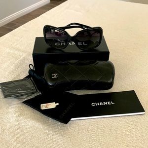 Chanel Bow Sunglasses (red)